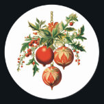 Sticker Rond Red Christmas Baubles avec Holly Festive<br><div class="desc">Stickers avec une illustration de style vintage. 3 boules de Noël rouges entourées de saints verts et de baies. Design rétro élégant.</div>