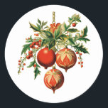 Sticker Rond Red Christmas Baubles avec Holly Festive<br><div class="desc">Stickers avec une illustration de style vintage. 3 boules de Noël rouges entourées de saints verts et de baies. Design rétro élégant.</div>