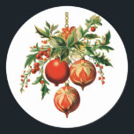 Sticker Rond Red Christmas Baubles avec Holly Festive<br><div class="desc">Stickers avec une illustration de style vintage. 3 boules de Noël rouges entourées de saints verts et de baies. Design rétro élégant.</div>