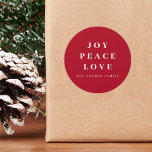 Sticker Rond Red Joy Peace Love Minimal Christmas Nom de famill<br><div class="desc">Personnalisé Joyeux Noël avec un texte monogramme peut être personnalisé. Ce design de Noël simple,  minimaliste et contemporain est idéal pour se démarquer pendant la période des fêtes.</div>