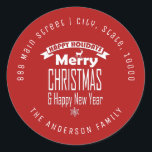 Sticker Rond Red Merry Christmas Round Return Adresse Label<br><div class="desc">Joyeux script de calligraphie de Noël avec modèle autocollant arrière - plan rouge. Peut être utilisé pour l'envoi Carte de fin de année.</div>