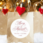 Sticker Rond Red Merry & Marié Nouveaux Mauvais Mains Premier N<br><div class="desc">Elégante et romantique calligraphie tourbillonnant "Joyeux & Marié" script avec vos noms et année. Pour une personnalisation plus avancée de cette conception,  cliquez sur le BOUTON OUTIL DESIGN BLEU ci-dessus !</div>