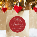 Sticker Rond Red Merry & Marié Nouveaux Mauvais Mains Premier N<br><div class="desc">Elégante et romantique calligraphie tourbillonnant "Joyeux & Marié" script avec vos noms et année. Pour une personnalisation plus avancée de cette conception,  cliquez sur le BOUTON OUTIL DESIGN BLEU ci-dessus !</div>