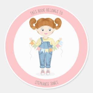 Sticker Rond Redhead Girl in Overalls Ce livre appartient à