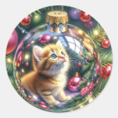Sticker Rond Réflexion de Kitten dans un ornement de Noël (Devant)