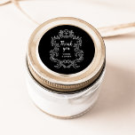 Sticker Rond Regal noir | Vintage Baroque Frame Mariage<br><div class="desc">Ces stickers de mariage élégants et luxueux disposent d'un cadre d'art vintage avec un style baroque orné. Le design est blanc sur un arrière - plan noir foncé. La calligraphie de script moderne qui dit "merci", et le texte classique avec vos noms, en font un choix contemporain élégant et à...</div>