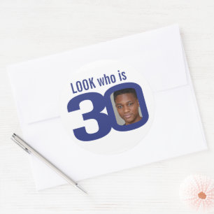 Sticker Rond Regardez qui est 30 photo marine bleu blanc 30e an