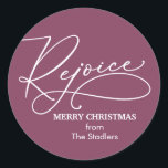Sticker Rond Rejoice Christmas - Choisissez la couleur de l'Arr<br><div class="desc">Coordonnées avec ma collection "Calligraphie de Noël". "Rejoice" en texte blanc. Affiché sur un arrière - plan mauve, mais vous pouvez choisir "Cliquez pour Customiser" pour sélectionner une nouvelle couleur arrière - plan. Personnalisez le modèle avec un salut et votre nom. Parfait pour les autocollants de faveur ou les scellés...</div>