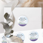 Sticker Rond Rejoignez-nous dans les montagnes Lavender Valley<br><div class="desc">Joignez-vous à nous dans les Montagnes, enveloppes personnalisées, parfait pour une station balnéaire mariage de montagne ou mariage de destination dans la campagne pittoresque. Le design se caractérise par une typographie moderne et un paysage d'aquarelle idyllique. La scène rêvée des crêtes de montagne représente des montagnes, des collines verdoyantes et...</div>