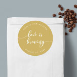Sticker Rond Relax Script Love est le Mariage de couleurs perso<br><div class="desc">autocollant mariage avec les mots "L'amour brasse" dans un script de relaxation cursive en blanc contre une couleur arrière - plan modifiable (cliquez sur personnaliser pour accéder). Personnalisez-le en remplaçant le texte de l'espace réservé. Pour plus d'options comme changer la police et sa taille/couleur, développer la courbe /contrat ou l'espacement...</div>
