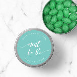 Sticker Rond Relax Script Mint to be Editable Color Mariage<br><div class="desc">autocollant mariage avec les mots "menthe to be" dans un script de relaxation cursive en blanc contre une couleur arrière - plan modifiable (cliquez sur personnaliser pour accéder). Personnalisez-le en remplaçant le texte de l'espace réservé. Pour plus d'options comme changer la police et sa taille/couleur, développer la courbe /contrat ou...</div>