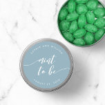 Sticker Rond Relax Script Mint to be Editable Color Mariage<br><div class="desc">autocollant mariage avec les mots "menthe to be" dans un script de relaxation cursive en blanc contre une couleur arrière - plan modifiable (cliquez sur personnaliser pour accéder). Personnalisez-le en remplaçant le texte de l'espace réservé. Pour plus d'options comme changer la police et sa taille/couleur, développer la courbe /contrat ou...</div>