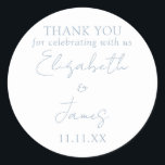 Sticker Rond Remerciement de mariage élégant écriture Dusty Blu<br><div class="desc">Cette autocollante de remerciement de mariage à l'écriture élégante minimaliste dusty blue peut être personnalisée avec vos informations dans une typographie chic. Conçu par Thisisnotme©</div>