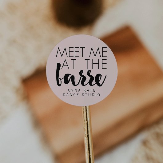 Sticker Rond Rencontrez-moi au Barre | Studio de ballet rose et