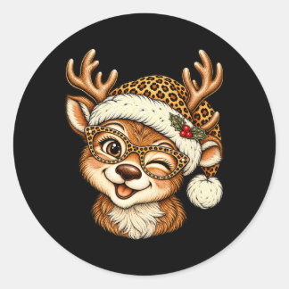 Sticker Rond Renne de Noël drôle avec chapeau de Père Noël léop