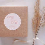 Sticker Rond Répétition de Mariage d'une journée au minimum ros<br><div class="desc">Dîner de répétition minimaliste mariage préférez l'autocollant avec le texte de typographie qui dit "un jour de plus". L'arrière - plan est rose vif.</div>