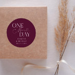 Sticker Rond Répétition Mariage d'une journée au minimum<br><div class="desc">Dîner de répétition minimaliste mariage préférez l'autocollant avec le texte de typographie qui dit "un jour de plus". L'arrière - plan est la canneberge.</div>