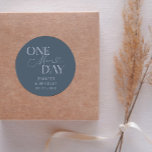 Sticker Rond Répétition Mariage minimum un jour de plus en acie<br><div class="desc">Dîner de répétition minimaliste mariage préférez l'autocollant avec le texte de typographie qui dit "un jour de plus". L'arrière - plan est bleu acier.</div>