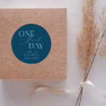 Sticker Rond Répétition minimale d'un Mariage de plus Turquoise<br><div class="desc">Dîner de répétition minimaliste mariage préférez l'autocollant avec le texte de typographie qui dit "un jour de plus". L'arrière - plan est turquoise.</div>