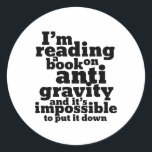 Sticker Rond Réserver sur Anti Gravity Funky Science Geek Puns<br><div class="desc">Je suis en train de lire un livre sur l'anti-gravité et il est impossible de le poser. Un jeu de mots de science amusant pour ceux qui aiment étudier la science. Cool et humoristique citent des articles pour les étudiants du collège qui se spécialisent en physique. Parfait pour les scientifiques...</div>