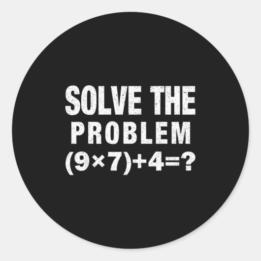Sticker Rond Résolvez Le Problème (9×7)+4=_ Prof de Maths Drôle (Devant)