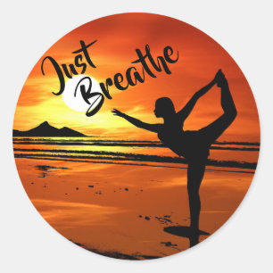 Sticker Rond Respirez juste la pose paisible de yoga sur la