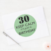 Sticker Rond Restez calme C'est juste un anniversaire (Enveloppe)