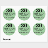 Sticker Rond Restez calme C'est juste un anniversaire (Feuille)