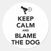 Sticker Rond Restez Calme Et Blâmez Le Chien (Devant)