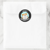 Sticker Rond Restez Pawsitive Funny souriant Chien Pun Dark BG (Sac)