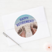 Sticker Rond Retraite Heureuse pieds drôles sur la plage (Enveloppe)