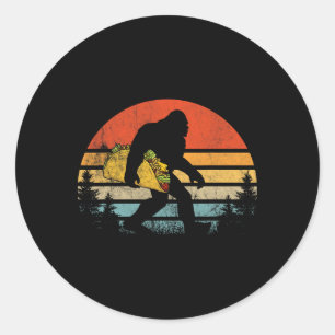 Sticker Rond Retro Bigfoot transportant Taco Drôle Cinco De May