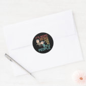 Sticker Rond Rétro C'Est Étrange D'Être Le Même Âge Que Les Per (Enveloppe)