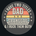 Sticker Rond Retro J'ai deux titres Papa et grand-père<br><div class="desc">Retro J'ai deux titres papa et grand-père et je les Rock les deux Funny Crew Graphic design Cadeau Classic Stickers Classic Classic Collection classique.</div>