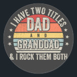 Sticker Rond Retro J'ai deux titres Papa et grand-père<br><div class="desc">Retro J'ai deux titres papa et grand-père et je les Rock les deux Funny Crew Graphic design Cadeau Classic Stickers Classic Classic Collection classique.</div>