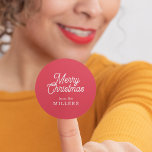 STICKER ROND RETRO MERRY CHRISTMAS TYPOGRAPHIE SUR ROUGE<br><div class="desc">Joyeux Noël personnalisable typographie rétro blanche sur un arrière - plan rouge.</div>