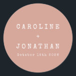 Sticker Rond Rétro minimaliste Dusty Rose Mariage<br><div class="desc">Ajoutez un charme vintage à vos faveurs de mariage avec ce Sticker Retro Minimalist Typewriter Police Custom Wedding Classic Round Sticker ! L'arrière - plan rose doux et poussiéreux complète magnifiquement la simple typographie blanche dans une police de machine classique, créant un design intemporel et élégant. Parfaits pour sceller des...</div>
