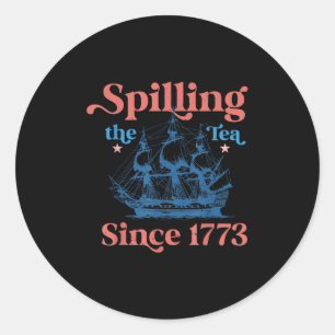Sticker Rond Retro Spilling Le Thé Depuis 1773 4 juillet Partie