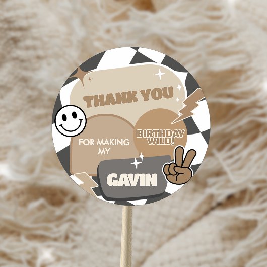 Sticker Rond Retro Young Wild et Three Birday Party