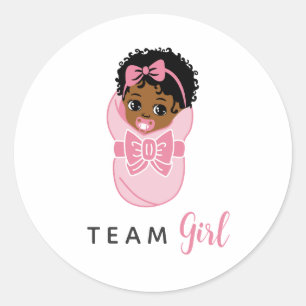 Sticker Rond Révélation du sexe de bébé fille noire dans une co
