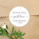 Sticker Rond Rien de fantaisie Juste Amour Mariage<br><div class="desc">Un autocollant chic pour vos invitations de mariage,  faveurs et cartes de remerciement avec "Nothing Fancy Just Love" présenté dans un mélange de lettrage moderne simple et un script élégant avec des swashes,  vos prénoms unis par un coeur et votre date de mariage ou de réception.</div>