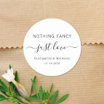 Sticker Rond Rien de fantaisie Juste Amour Mariage<br><div class="desc">Un autocollant chic pour vos invitations de mariage, faveurs et cartes de remerciement avec "Nothing Fancy Just Love" dans un mélange de lettrage simple et un script élégant avec des swashes, et vos noms et date de mariage ou de réception dans la typographie serif classique.</div>