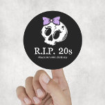 Sticker Rond Rip 20s Coquette Aesthétique Bow 30th Birthday Par<br><div class="desc">Rip 20s anniversaire autocollants avec une coquette sombre thème esthétique pour célébrer le 30e anniversaire d'une femme,  personnalisée avec son nom. Design noir avec des lettres blanches,  un crâne et des arcs.</div>