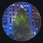 Sticker Rond Rockfeller Center Christmas Tree NYC Photographie<br><div class="desc">Avec une photo originale de l'arbre du Rockefeller Center à New York pendant la saison des fêtes. Super pour Noël ! Cette conception est également disponible sur d'autres produits. Ne vois-tu pas ce que tu cherches ? Vous avez besoin d'aide pour la personnalisation ? Contactez Rebecca pour avoir quelque chose...</div>