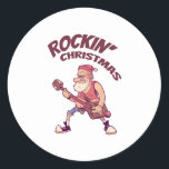 Sticker Rond Rockin Christmas, Père Noël rocking avec Guitar In<br><div class="desc">Design de Noël amusant avec une illustration du Père Noël qui se balançait avec une guitare de cerf. Parfait pour Noël,  guitariste et amoureux de guitare. Noël de Rockin.</div>