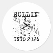 Sticker Rond Rollin’ Into 2026 Raccoon Dumpster Fire Funny New  (Devant)