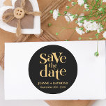 Sticker Rond Romantique Black Gold Custom Wedding Enregistrer l<br><div class="desc">Annoncez votre journée spéciale avec le mariage romantique Black Gold Custom Save the Date Classic Round Sticker, un symbole d'élégance et de romantisme. Sa forme ronde classique et son noir luxueux aux accents dorés exsument le raffinement, ce qui en fait un choix parfait pour vos invitations de mariage. Personnalisez-le avec...</div>