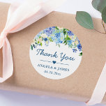 Sticker Rond Romantique Blue Hydrangeas Floral Mariage Merci<br><div class="desc">Ajoutez une touche d'élégance à vos faveurs de mariage avec ces Stickers Merci Floral Romantique Blue Hydrangeas. Ces autocollants comportent de belles hydrangées bleues et un message de remerciement personnalisable pour montrer votre appréciation à vos invités. Les autocollants sont de forme ronde et sont parfaits pour sceller des enveloppes ou...</div>