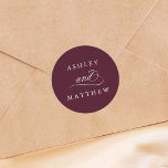 Sticker Rond Romantique Tourbillonnant Calligraphie Mariage Bou<br><div class="desc">Cet autocollant de mariage bordeaux et blanc présente une calligraphie tourbillonnant élégante et romantique avec vos noms. Pour une personnalisation plus avancée de cette conception,  cliquez sur le BOUTON OUTIL DESIGN BLEU ci-dessus !</div>
