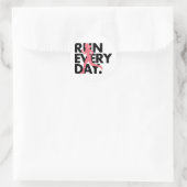 Sticker Rond Rose/Noir "Courez chaque jour" (Sac)